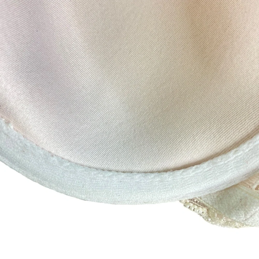 Wacoal Seasonal Fashion Lace Cream Contour Underwire Padded Bra (Size‎ 34B)